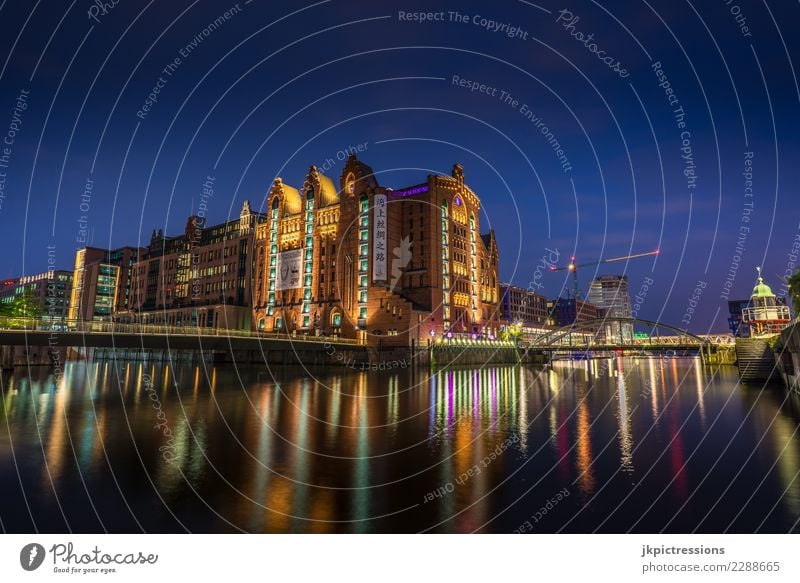 Speicherstadt Internationales Maritimes Museum Hamburg Fluss Stadt Architektur Ferien & Urlaub & Reisen Europa Brücke Bauwerk Nacht Aussehen Stadtteil blau