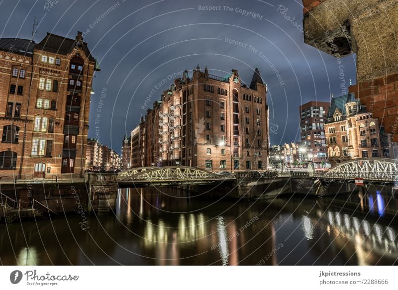 Hamburg Speicherstadt bei Nacht Fluss Stadt Architektur Ferien & Urlaub & Reisen Europa Brücke Bauwerk Aussehen Stadtteil grau Kanal Alte Speicherstadt Hafen