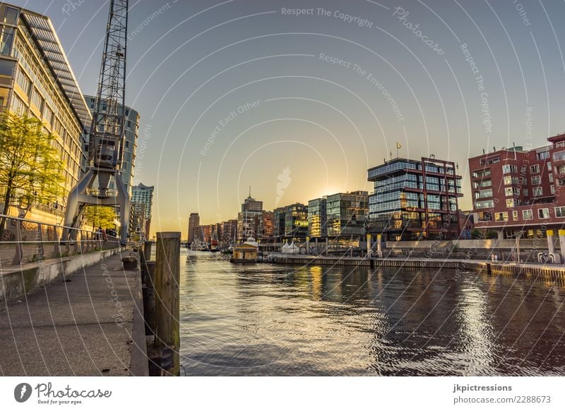 Hamburg Hafencity "Am Sandtorkai" Reichtum elegant Stil Design Tourismus Städtereise Kreuzfahrt Sommer Sonne Traumhaus Kran Architektur Wolkenloser Himmel