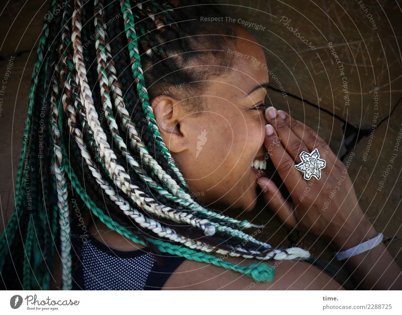 Lilian feminin Frau Erwachsene 1 Mensch Baum T-Shirt Schmuck Haare & Frisuren langhaarig Zopf Afro-Look Holz beobachten lachen Blick außergewöhnlich