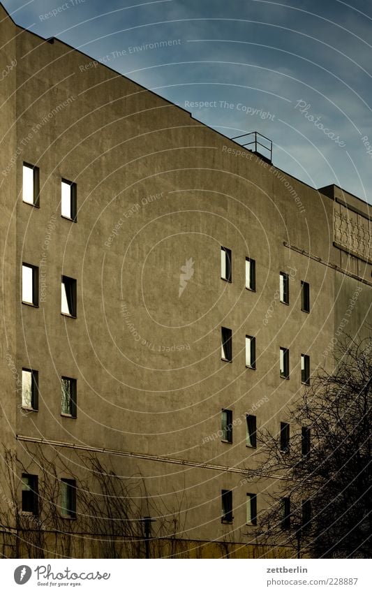 Fassade Hauptstadt Menschenleer Haus Hochhaus Bauwerk Gebäude Architektur Mauer Wand Fenster Gefühle Himmel Licht Farbfoto Gedeckte Farben Außenaufnahme