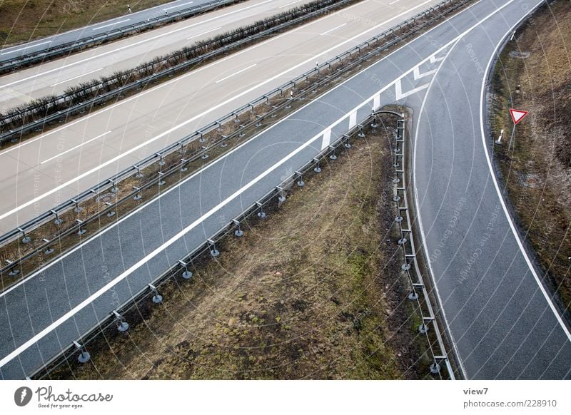 Auffahrt Winter Gras Verkehrswege Straße Straßenkreuzung Autobahn Beton Schilder & Markierungen Hinweisschild Warnschild ästhetisch authentisch einfach frisch