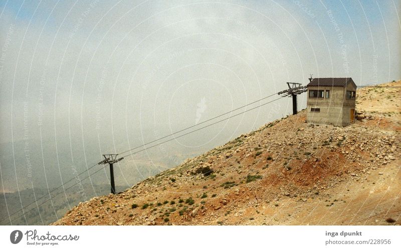 Verwaist Freiheit Expedition Berge u. Gebirge Landschaft Luft Herbst Wind Nebel Felsen Gipfel Hütte Seilbahn Ferien & Urlaub & Reisen trist Einsamkeit Stimmung