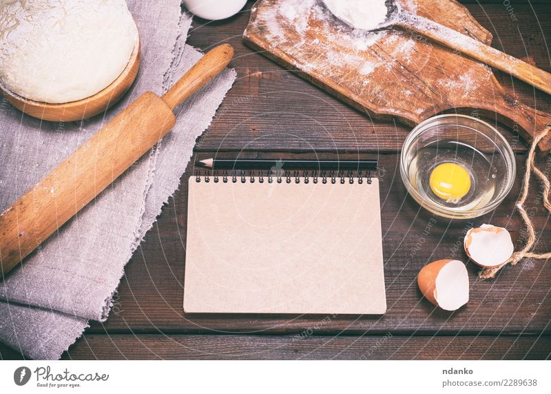 Teig mit Zutaten auf einem braunen Holztisch Lebensmittel Teigwaren Backwaren Brot Schalen & Schüsseln Löffel Tisch Küche Papier Essen frisch natürlich oben