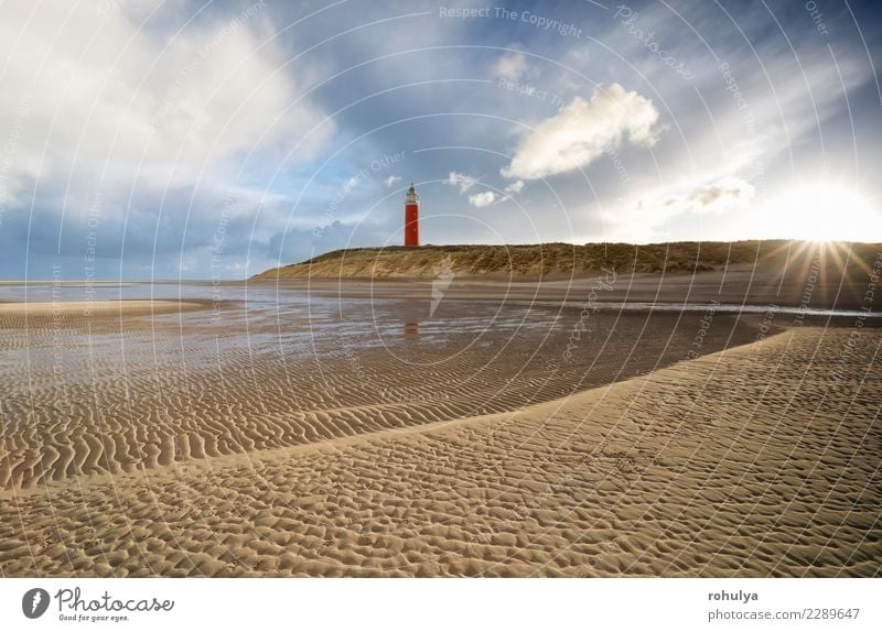 Morgen Sonnenschein über Sandstrand und roten Leuchtturm Strand Meer Insel Natur Landschaft Himmel Wolken Wetter Regen Küste Nordsee Linie blau Turm winken