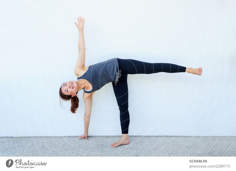 Yogaschüler, die verschiedene Yogastellungen zeigen. Lifestyle Erholung Sport Erwachsene einzigartig Identität Yin Yang Yoga Ausbildung Nur für Erwachsene