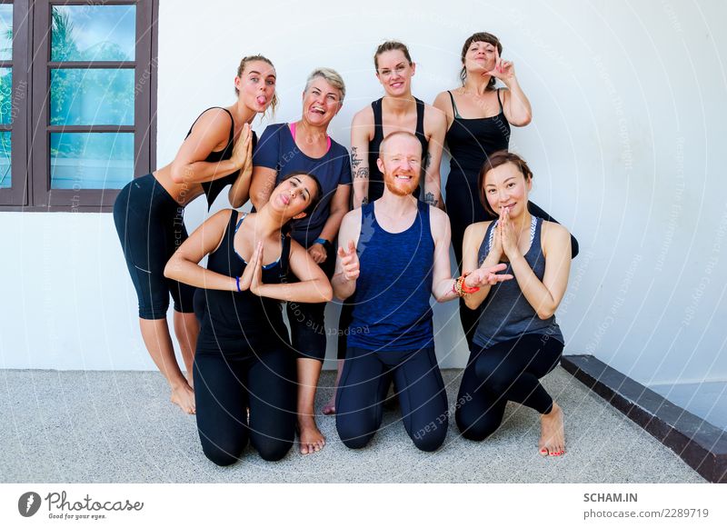 Weibliche Yogaschülerinnen und ihre Yogalehrerin. Gruppenfoto Lifestyle Erholung Windstille Mensch feminin Junge Frau Jugendliche Erwachsene Mann Freundschaft