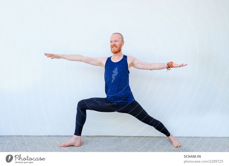 Yogaschüler, die verschiedene Yogastellungen zeigen. Lifestyle Erholung Sport Erwachsene sitzen einzigartig Identität Yin Yang Yoga Ausbildung