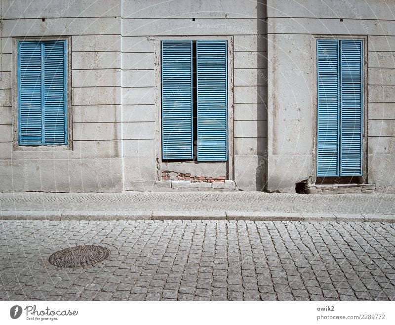 Aufgegeben Merseburg Sachsen-Anhalt Kleinstadt Stadtzentrum Haus Gebäude Mauer Wand Fassade Fenster geschlossen Straße Kopfsteinpflaster Gully Stein Holz Metall