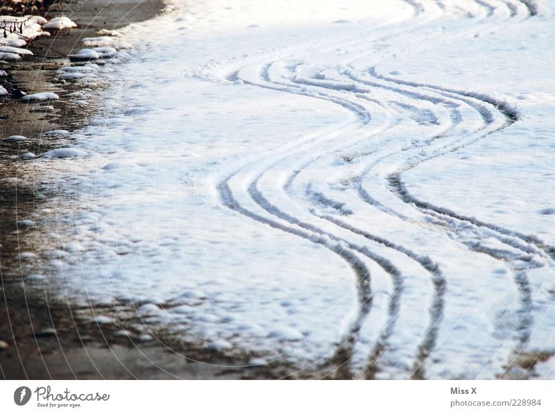 Don´t drink n drive Winter Eis Frost Schnee Wege & Pfade Schlangenlinie Reifenspuren Wellenform Wellenlinie Kurve Farbfoto Gedeckte Farben Außenaufnahme Muster