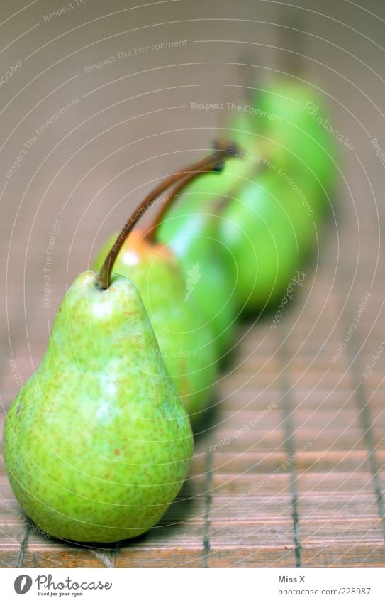 Reihe Lebensmittel Frucht Ernährung Bioprodukte Vegetarische Ernährung lecker saftig sauer süß grün Birne viele Stengel Foodfotografie Farbfoto mehrfarbig