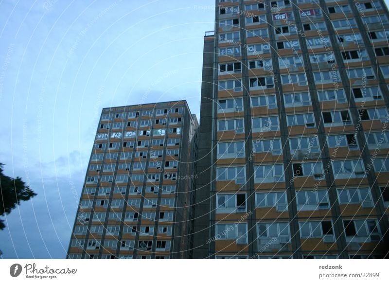 Abriss-Platte Hochhaus verfallen Demontage untergehen Dämmerung Fenster kaputt Architektur Plattenbau leerstehend Abend demoliert