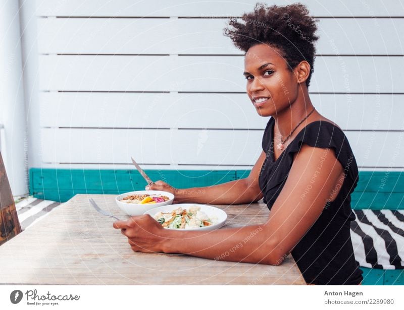 Das Frühstück ist wichtig Gemüse Salat Salatbeilage Frucht Essen Büffet Brunch Geschirr Teller Schalen & Schüsseln Messer Gabel Lifestyle maskulin feminin