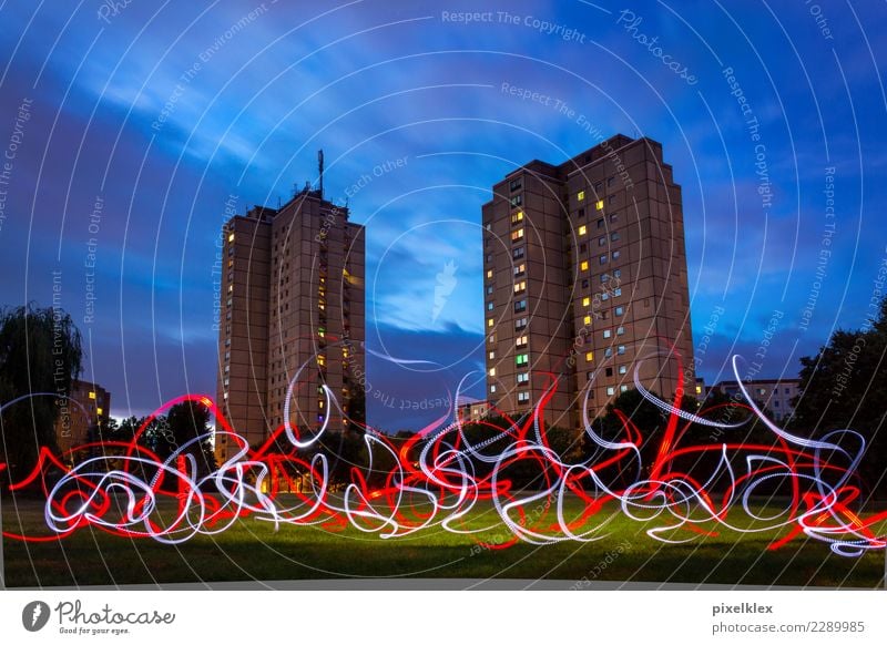 Plattenbau mit Lightpainting Berlin Deutschland Europa Stadt Hauptstadt Haus Hochhaus Park Gebäude Architektur Fassade Beton Häusliches Leben dunkel groß hoch