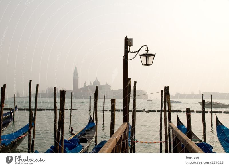 Gondola Gondel (Boot) Venedig Morgen Laterne Straßenbeleuchtung ruhig heilig Sehenswürdigkeit trüb Wahrzeichen Wolken Attraktion bedeckt Menschenleer