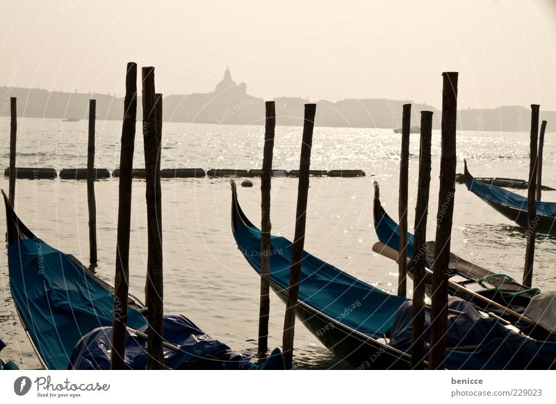 Gondolas Gondel (Boot) Venedig Morgen Mensch ruhig heilig Sehenswürdigkeit trüb Wahrzeichen Wolken Attraktion bedeckt marco Menschenleer Canal Grande Silhouette