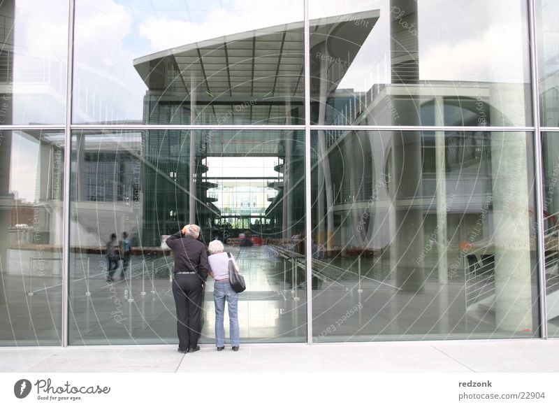 Regierungsviertel Haus Stahl Beton Strukturen & Formen Regierungssitz Ehepaar Tourist Reflexion & Spiegelung Architektur Himmel Tor Glas modern Berlin paarweise