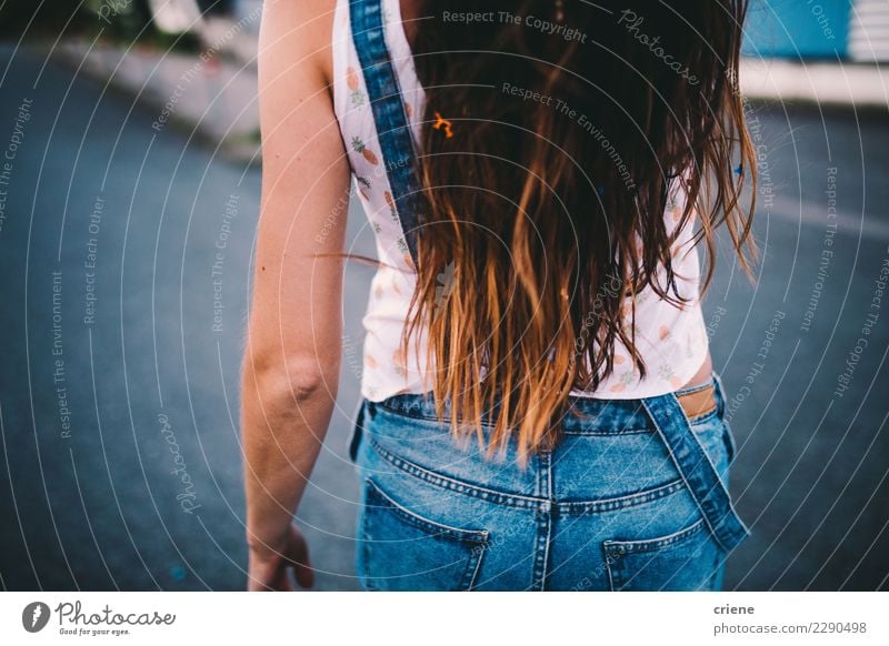 Hintere Ansicht der Frau mit dem langen Brunettehaar Lifestyle Haare & Frisuren Erwachsene Mode Jeanshose brünett trendy Behaarung lange Haare Hipster