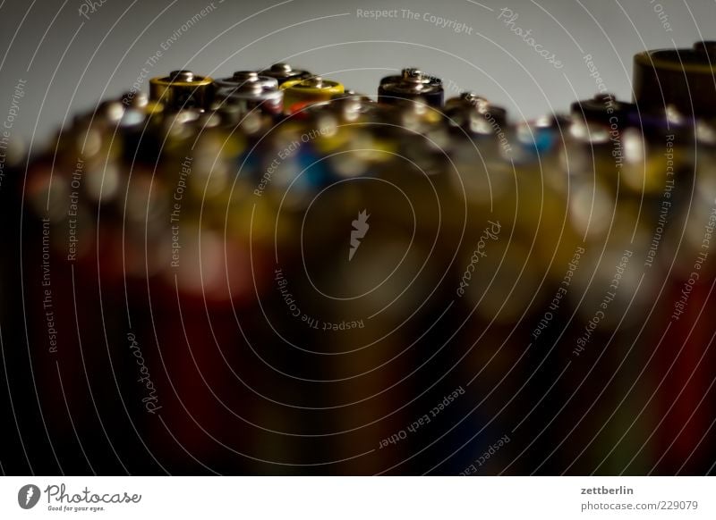 Batterien Technik & Technologie Energiewirtschaft Energiekrise alt elektrisch Elektrizität Farbfoto Gedeckte Farben Innenaufnahme Studioaufnahme Nahaufnahme