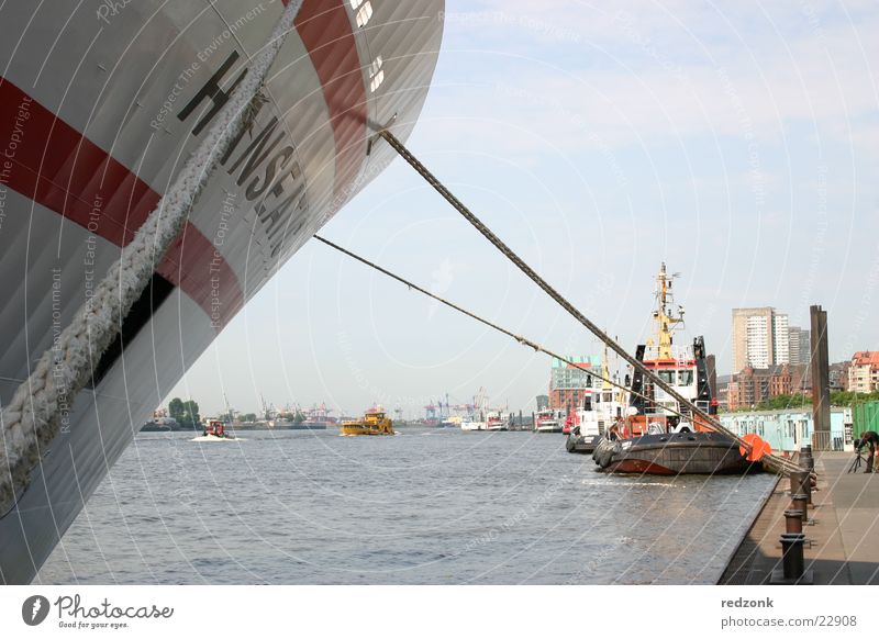 Hamburger Hafen Kreuzfahrt Meer Wasser Schifffahrt Dampfschiff Wasserfahrzeug blau Anlegestelle Mole Farbfoto Außenaufnahme Tag