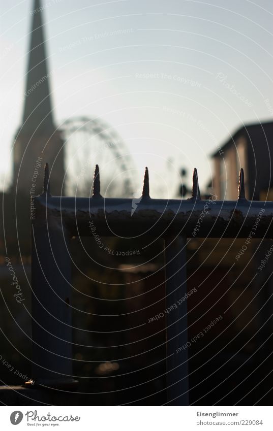 [HL 12.08] Lübecker Rummel Kleinstadt Haus Kirche historisch stachelig Sicherheit Schutz bedrohlich Zaun Zaunpfahl Eisen Hansestadt Barriere Farbfoto