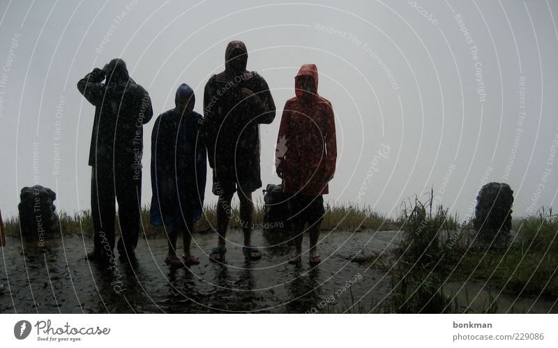 4vics Wasser stehen nass Akzeptanz Abenteuer Klima Farbfoto Außenaufnahme Tag Kontrast Regen Regenjacke Familienausflug außergewöhnlich Erwachsene Kind