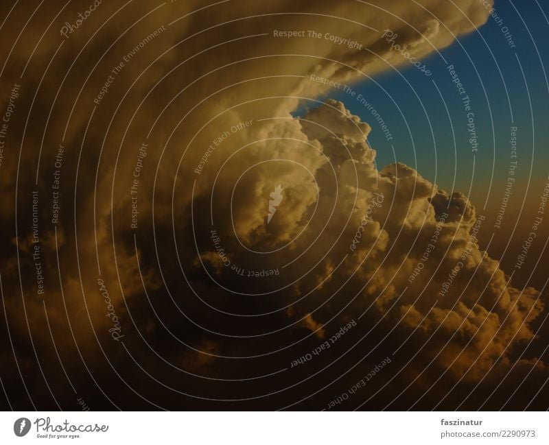 gewittrige schönheit Luft Gewitterwolken Sonnenaufgang Sonnenuntergang Wetter Unwetter ästhetisch bedrohlich Unendlichkeit blau gelb grau orange weiß Abenteuer