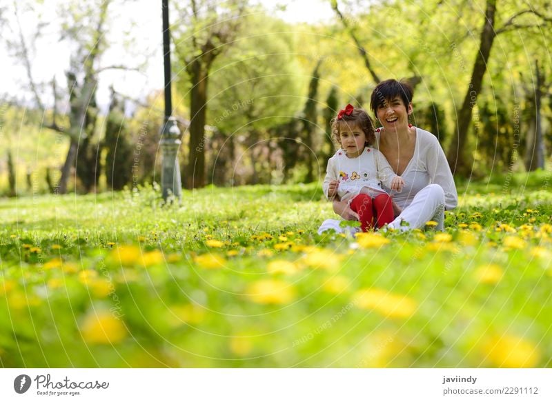 Mutter und kleines Mädchen, die im Park spielen Lifestyle Freude Glück Kind Mensch feminin Baby Frau Erwachsene Familie & Verwandtschaft Paar Kindheit 2