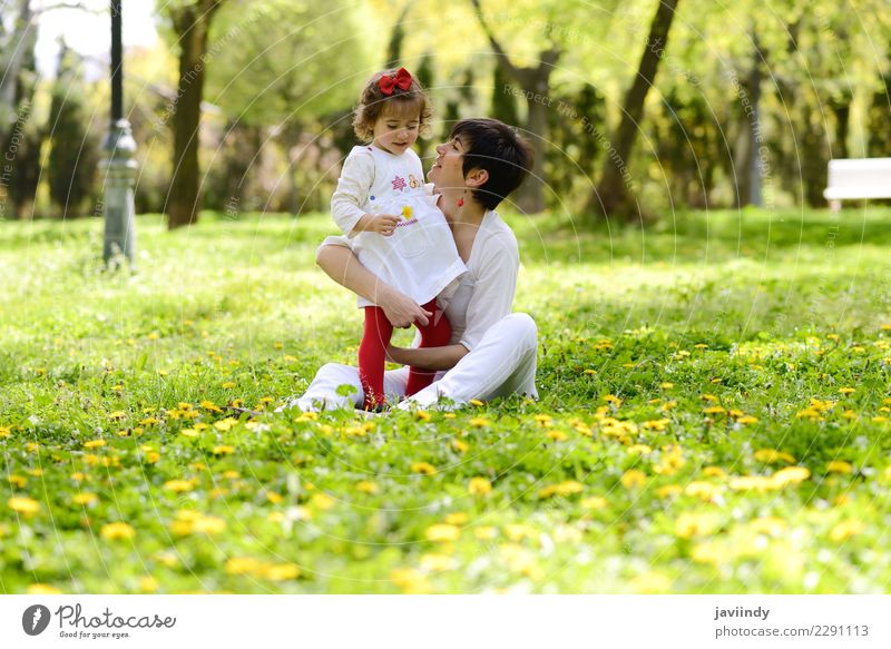 Mutter und kleines Mädchen, die im Park spielen Lifestyle Freude Freizeit & Hobby Kind Mensch feminin Baby Frau Erwachsene Familie & Verwandtschaft Paar