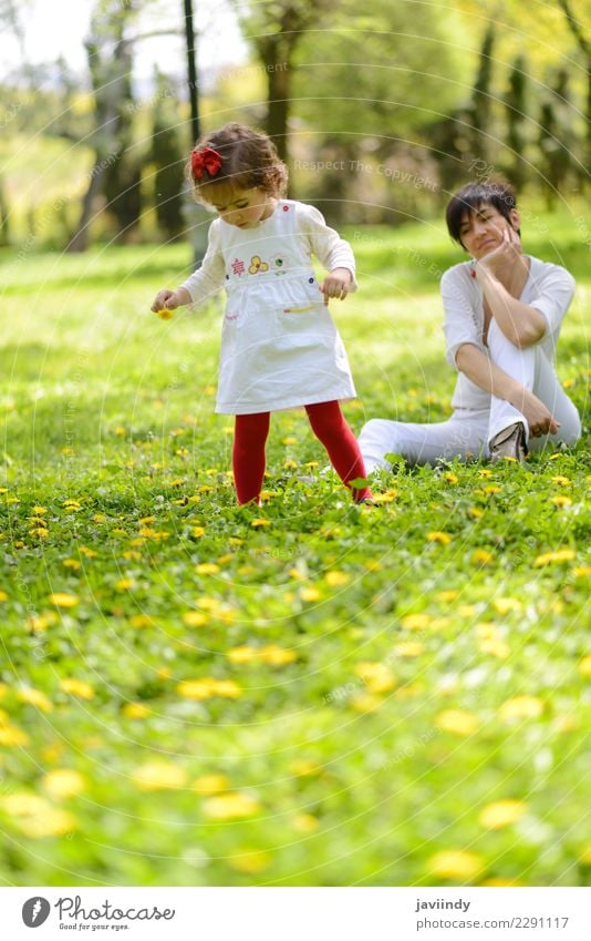 Mutter und kleines Mädchen, die im Park spielen Lifestyle Freude Freizeit & Hobby Garten Kind Mensch feminin Baby Frau Erwachsene Familie & Verwandtschaft