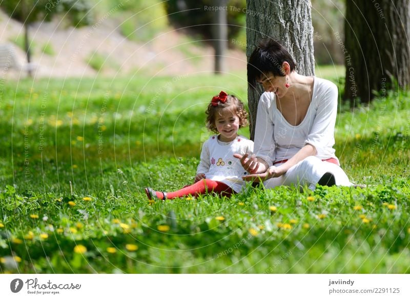 Mutter und kleines Mädchen, die im Park spielen Lifestyle Freude Sommer Kind Mensch feminin Baby Frau Erwachsene Familie & Verwandtschaft Paar Kindheit 2