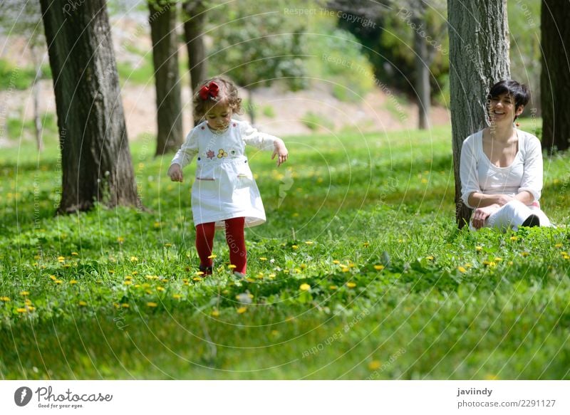 Mutter und kleines Mädchen, die im Park spielen Freude Kind Mensch feminin Baby Frau Erwachsene Familie & Verwandtschaft Paar Kindheit 2 1-3 Jahre Kleinkind