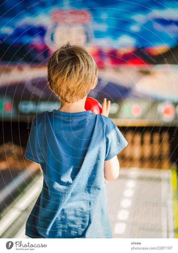 Abenteuer Bowling Freude Freizeit & Hobby Spielen Bowlingkugel Bowlingbahn Kreuzfahrt Sommerurlaub Sport Feierabend Mensch maskulin Kind Junge Rücken 1