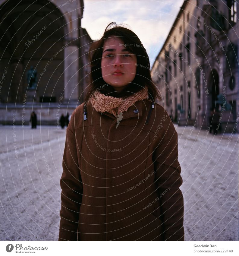 befreit. Mensch feminin Junge Frau Jugendliche Erwachsene Partner 1 Umwelt Urelemente Winter Schönes Wetter Schnee Stadt Stadtzentrum Altstadt Fassade