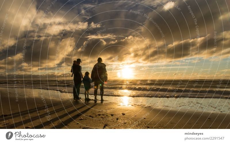 Familie Mensch Kind Baby Frau Erwachsene Mann Familie & Verwandtschaft 4 0-12 Monate 3-8 Jahre Kindheit 30-45 Jahre Wasser Himmel Wolken Horizont Sonnenaufgang