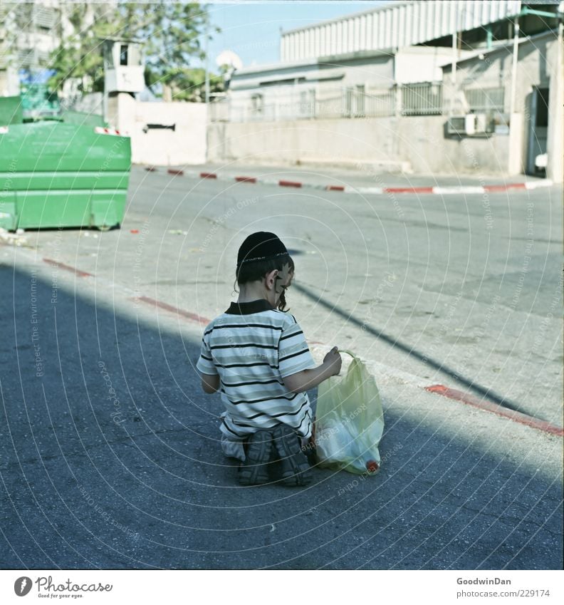 Geduld. Mensch maskulin Kind Kindheit 1 3-8 Jahre Straße Wege & Pfade sitzen warten Armut authentisch Neugier Farbfoto Außenaufnahme Tag Licht Schatten