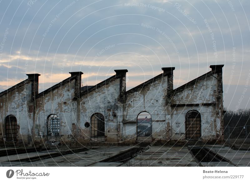 Am Ende Mauer Wand Fassade Fenster Backstein alt eckig retro blau grau morbid Endstation Endzeitstimmung Vergangenheit Farbfoto Außenaufnahme Textfreiraum oben