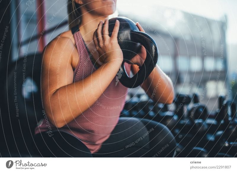 Frau, die Training mit kettlebell in der Turnhalle tut Lifestyle Freizeit & Hobby Sport Fitness Sport-Training Erwachsene passen üben Sportbekleidung Sporthalle