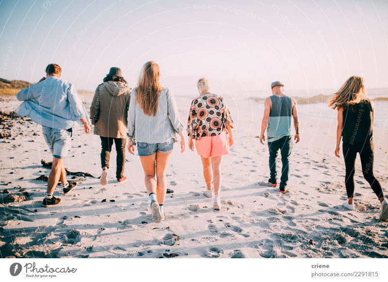 Gruppe Freunde, die auf den Strand gehen Lifestyle Ferien & Urlaub & Reisen Abenteuer Freiheit Sommer Sommerurlaub Sonne Mensch feminin Freundschaft Jugendliche