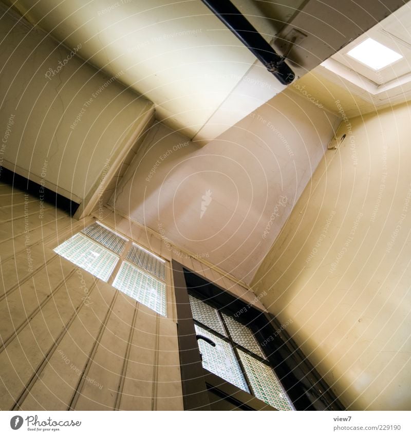 Flächen :: Mauer Wand Fenster Tür Stein Holz Linie Streifen alt ästhetisch authentisch einfach hell hoch retro trist braun Perspektive Zimmerdecke Farbfoto