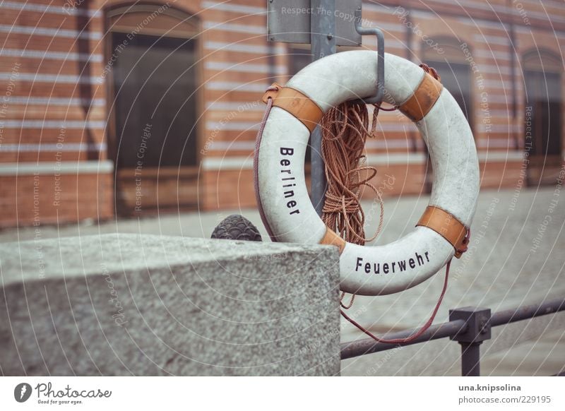 einfach schwimmen Berlin Hauptstadt Menschenleer Geländer hängen rot weiß Rettungsring retten Seil Feuerwehr Wasserwacht Stadt Beton rund Rettungsgeräte