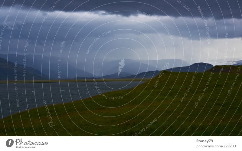 Schlechtes Wetter Berge u. Gebirge Natur Landschaft Urelemente Wasser Wolken schlechtes Wetter Unwetter Wind Sturm Regen Gras Hügel Wellen Seeufer Bucht