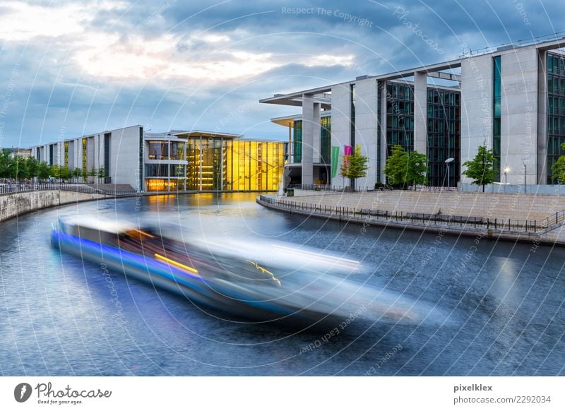 Kanzleramt Büro Business Unternehmen Karriere Erfolg Wasser Flussufer Spree Spreebogen Berlin Deutschland Europa Stadt Hauptstadt Haus Gebäude Architektur