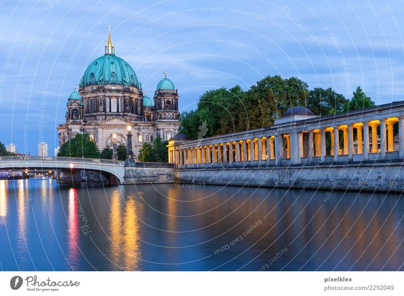 Berliner Dom Museum Wasser Insel Museumsinsel Fluss Spree Berlin-Mitte Deutschland Stadt Hauptstadt Stadtzentrum Altstadt Kirche Brücke Bauwerk Gebäude