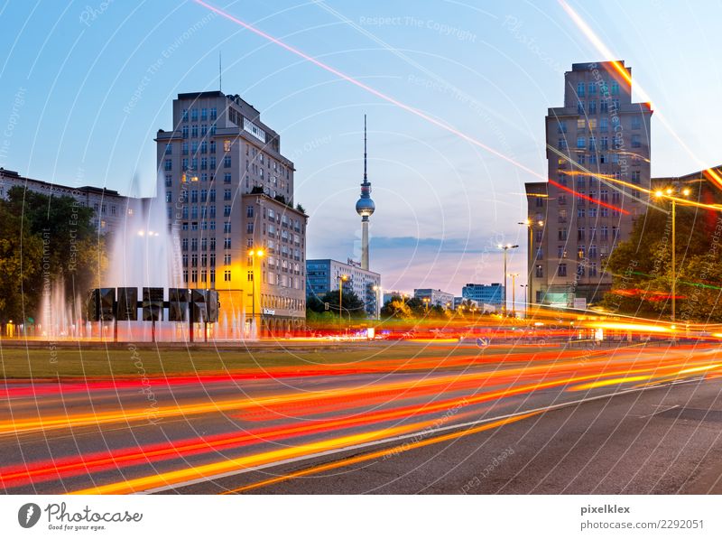 Strausberger Platz, Berlin Tourismus Sightseeing Städtereise Friedrichshain Deutschland Stadt Hauptstadt Skyline Haus Hochhaus Turm Bauwerk Gebäude Architektur