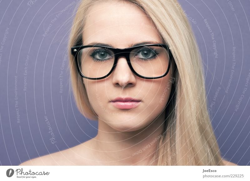 geradeaus Lifestyle Stil Gesicht Frau Erwachsene Leben Brille blond langhaarig beobachten Kommunizieren nerdig retro Klischee Gefühle selbstbewußt Neugier eitel