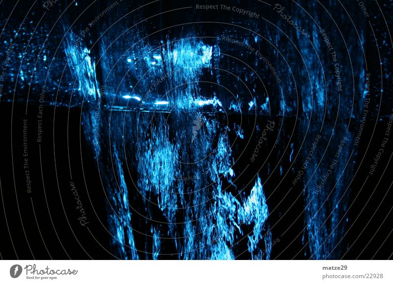 Wasserablaufwand Wasserstrahl schwarz Makroaufnahme Nahaufnahme Wassertropfen Abfluss