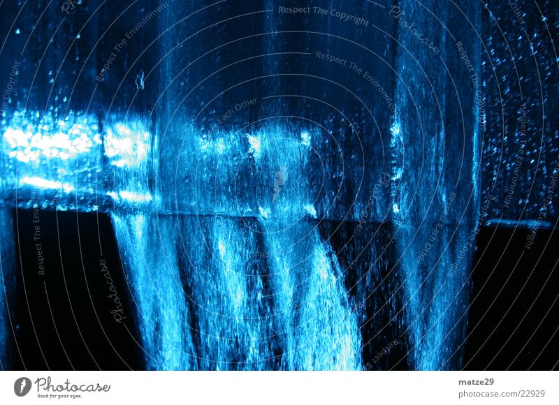 Laufendes Wasser Wasserstrahl schwarz Makroaufnahme Nahaufnahme blau Wassertropfen Abfluss
