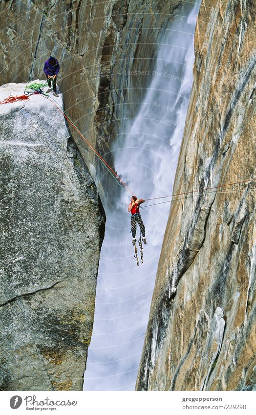 Kletterteam erreicht den Gipfel. Abenteuer Berge u. Gebirge Sport Klettern Bergsteigen Seil Freundschaft 2 Mensch Wasserfall sportlich hoch Kraft Willensstärke