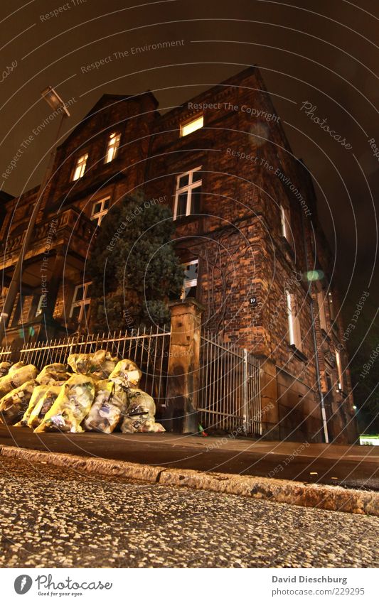 Frühjahresputz Altstadt Haus Bauwerk Gebäude Fassade Fenster braun gelb Backsteinfassade Gelber Sack Müll Zaun Bordsteinkante Mehrfamilienhaus Marburg Altbau